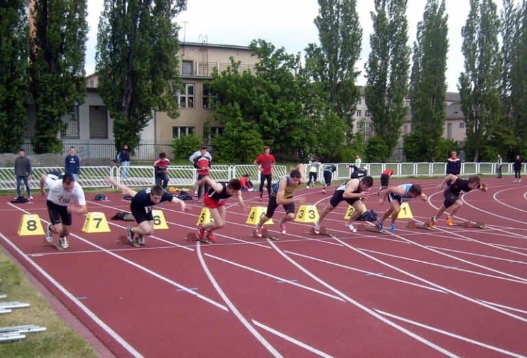 XXXVIII. ročník podujatia MAM Košice 2009, GPS Celkom vpravo v druhej dráhe v rozbehu na 100 m 16-ročný Richard Pouš /AKS PU Prešov/ víťaz v čase 11,06 s, celkový víťaz mítingu na tejto trati v splnenom limite na MS 2009 v kategórii 17-ročných chlapcov.