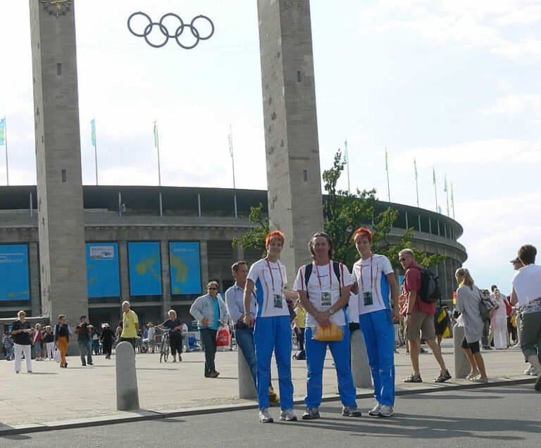 XII. Majstrovstvá sveta v atletike, Berlín, 2009 Pred berlínskym štadiónom - dejiskom olympijských hier v roku 1936 - s trénerom Jaroslavom Dubovským slovenské reprezentantky v skoku do diaľky a trojskoku Dana a Jana Velďákové /AO ATU Košice/ .