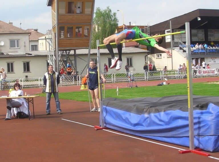 Atletický míting „Košice 2013“, GPS 4.mája V skoku do výšky úspešný nad latkou 214 cm víťaz Lukáš Beer zo Slávie TU Košice. Na druhej snímke pri takmer vydarenom pokuse aj na výške 217 cm.