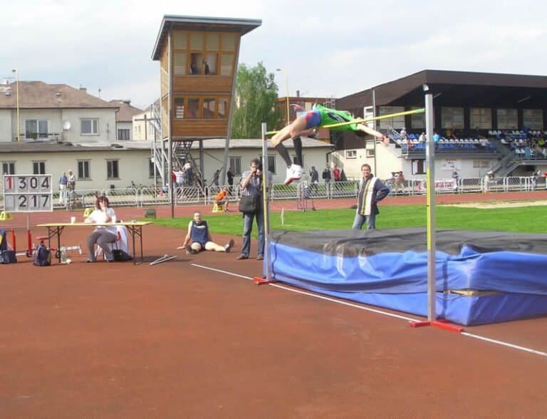 Atletický míting „Košice 2013“, GPS 4.mája V skoku do výšky úspešný nad latkou 214 cm víťaz Lukáš Beer zo Slávie TU Košice. Na druhej snímke pri takmer vydarenom pokuse aj na výške 217 cm.