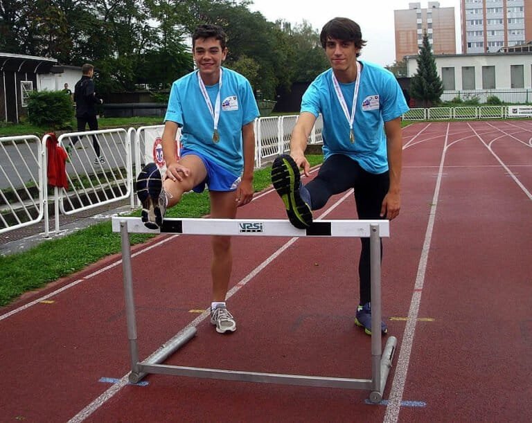 štadión TU Košice Najmladší majstri Slovenskej republiky pre rok 2014 v žiackych kategóriách z atletického oddielu Akademik TU Košice: vľavo Samuel Sedlák, kat. ml. žiaci (13 r., tréner Š.Schuller, J.Sedlák) víťaz šampionátu časom 9,50 s na trati 60 m prekážok, vpravo Alexander Diószeghy, kat. st. žiaci (15 r., tréner R. Žiga) časom 14,48 s na trati 100 m prekážok.