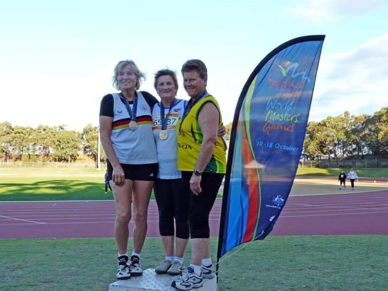 Svetové hry veteránov 2009, Sydney - Austrália V strede na stupni víťazov so zlatou medailou Eva Poláková /AO ATU KOŠICE/ prvá v súťaži v hode diskom výkonom 26,16 m, vľavo strieborná Malmann Gudrun /NEMECKO/ s výkonom 25,27 m a vpravo domáca pretekárka Thomas Mary /AUSTRÁLIA/ výkonom 24,60m. Viac. Svetové hry veteránov 2009, Sydney - Austrália http://www.2009worldmasters.com/ http://web.tuke.sk/aoatu/aktuality/2009/Sydney2009.pdf