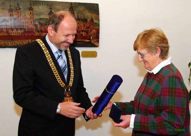 Eva Poláková - Plaketa primátora mesta Košice, Historická radnica, 29.10.2009 Za dlhoročnú prácu v oblasti zabezpečenia športových podujatí a v Košiciach a úspešnú reprezentáciu na Svetových hrách veteránoch v Sydney 2009 / 1. miesto v hode diskom v kategórii W 65, výkon 26,16 m / ocenil členku AO ATU Košice primátor mesta František Knapík plaketou s erbom mesta.