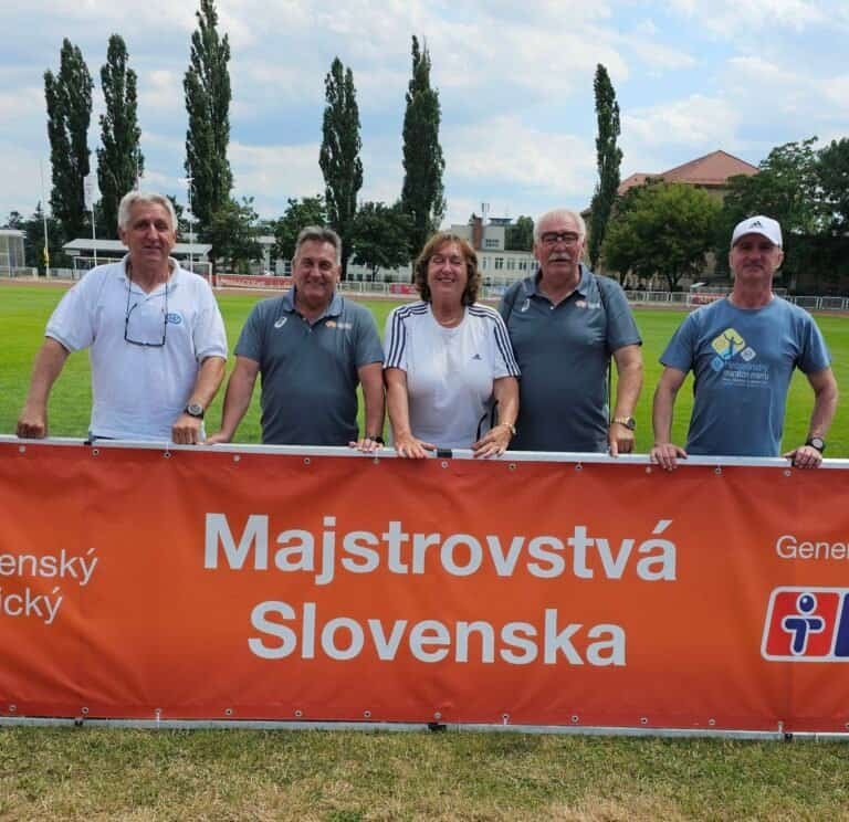 Pri organizácii Majstrovstiev Slovenska Juniorov naše pozvanie prijali aj rozhodcovia a dobrí priatelia z Nyíregyházy. Zľava: Peter Buc, László Vas, Silvia Hanusová, Tibor Nagy, Ferdinand Kóča