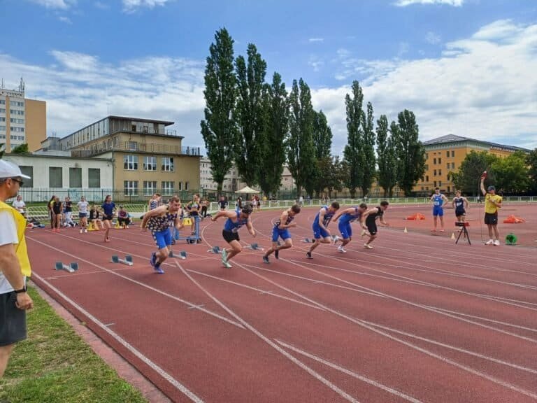 Vo finále v behu 100m na Majstrovstvách VSAZ v kategórii Muži sme mali 3 pretekárov, Ján Daniel Németh skončil na 2. mieste, Michal Tomčo na 3. mieste a Pavol Vagaský na 5. mieste Štartérmi boli členovia Akademiku Kristián Pučko a Ľuboš Jošťák ( v žltých vestách)