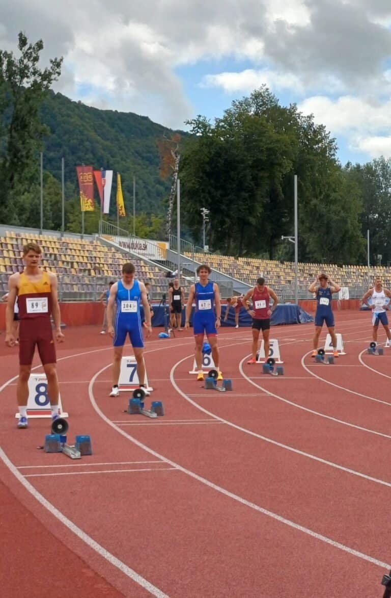 Kristián Pučko pred štartom 200m na MSR mužov a žien v Bánskej Bystrici