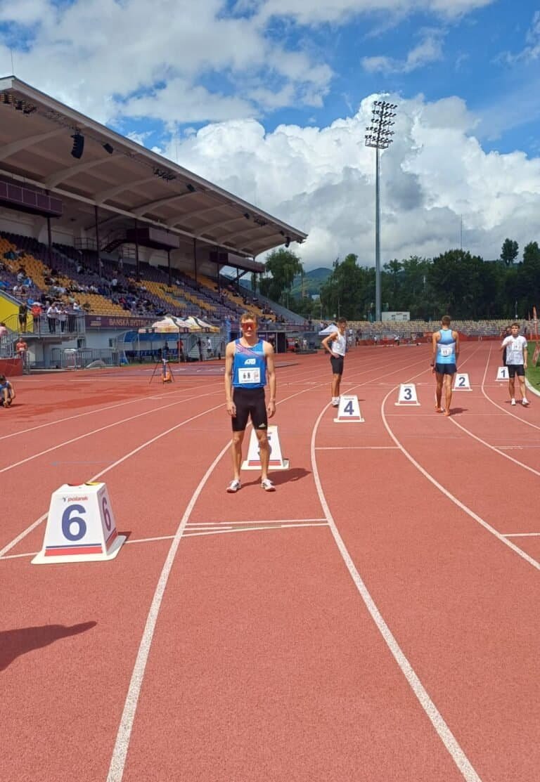 Jakub Rojček pred štartom na 800m na MSR mužov a žien v Bánskej Bystrici